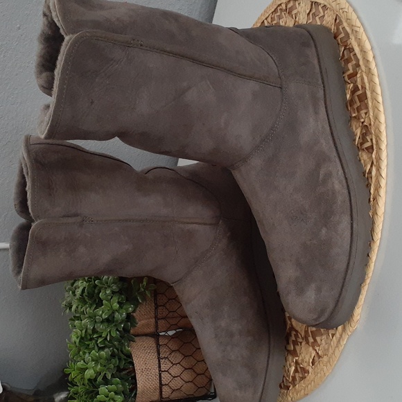 UGG BOOTS - Picture 1 of 11